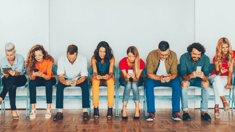 Social Media και Μοναξιά: Γιατί Αισθανόμαστε Μόνοι;